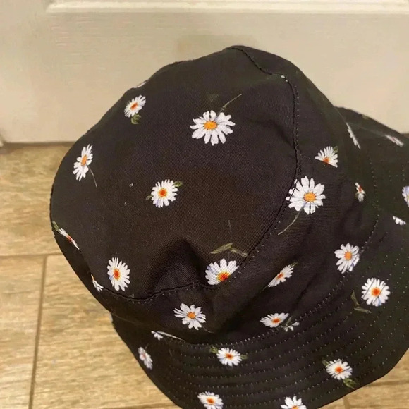 Alice and Oliva Bucket Hat Black with Daisies Reversible One Size Fits Most - Picture 6 of 7